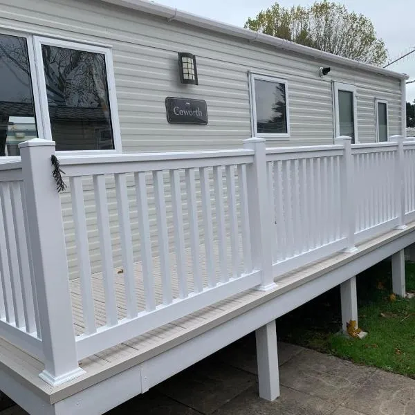 New 2 bed holiday home with decking in Rockley Park Dorset near the sea，位于Lytchett Minster的酒店