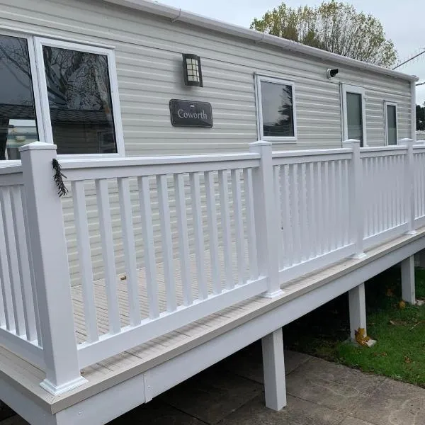 New 2 bed holiday home with decking in Rockley Park Dorset near the sea，位于科夫堡的酒店