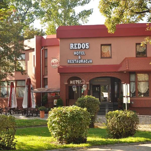 瑞多斯餐厅酒店，位于Ścibórz的酒店