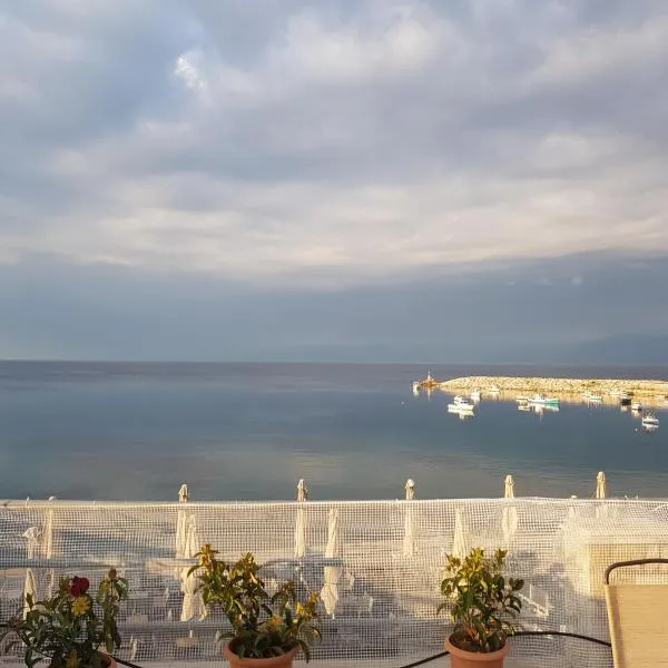 KORONI MARE -Sea view apartment/διαμέρισμα με θέα στην θάλασσα，位于科罗尼的酒店