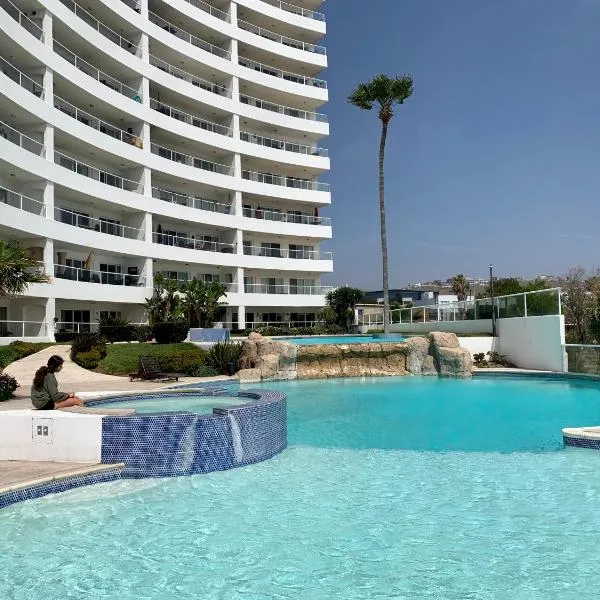 Beachfront 4 BR Penthouse - Pool Steps to Beach & Mins to Downtown，位于Las Gaviotas的酒店