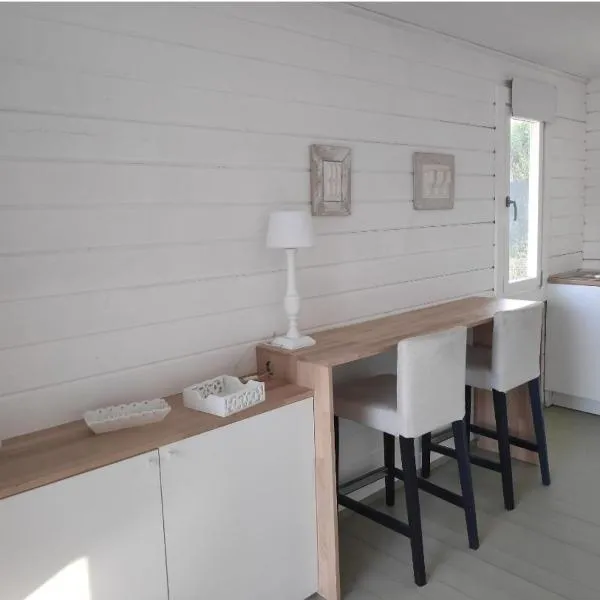 Adorable Tiny House pour savourer la Provence，位于埃吉莱的酒店