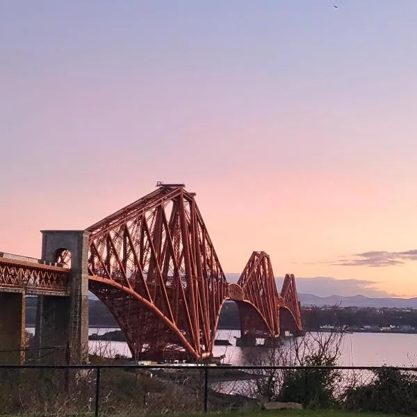 Three Bridges Waterfront，位于昆斯费里的酒店