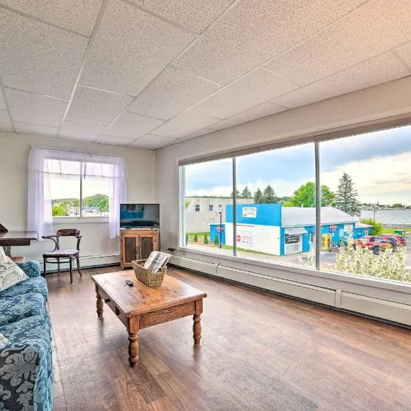 Walkable St Ignace Condo with Lake Huron Views，位于圣伊尼亚斯的酒店