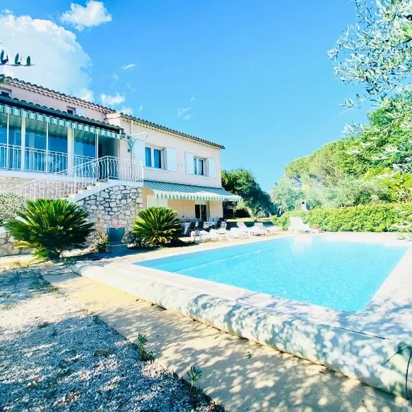 MAISON AXALY SAINT MARTIN D’ARDECHE 12 PERSONNES AVEC PISCINE，位于圣马丁阿尔代什的酒店