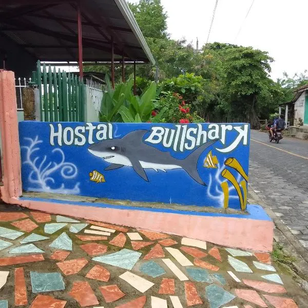 Hostal Bullshark，位于Cuatro Esquinas的酒店