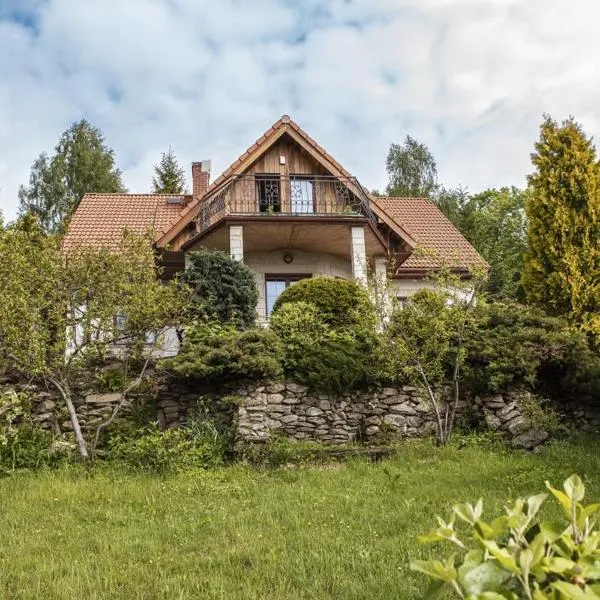 Jaworowy Stok z widokiem na góry i ogrodem，位于Jugów的酒店
