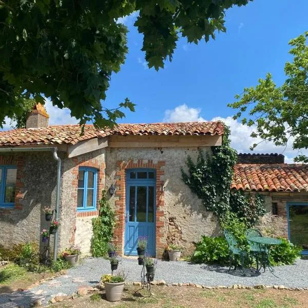 Vue du chateau a La Petite Ferme d'Alpacas，位于Sanzay的酒店
