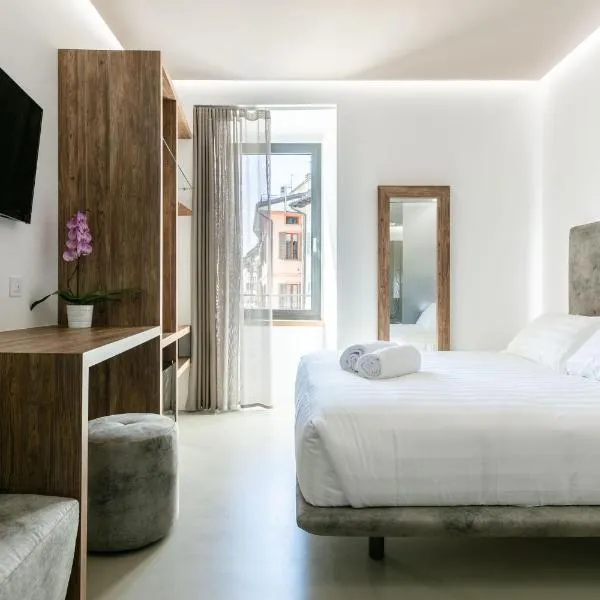 DOMUS CAVOUR Rooms&Suites，位于蒂拉诺的酒店