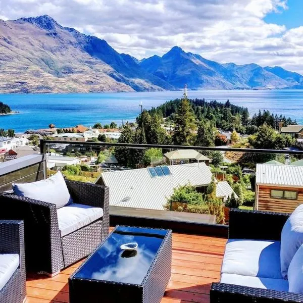 Stunning Home with Amazing Wakatipu Lake Views，位于箭镇的酒店