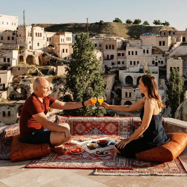 Narcissos Cave，位于于尔居普的酒店