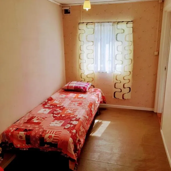 Single bedroom, outside toilet, shower, kitchen. 120 m from Sandbach，位于Småbodarna的酒店