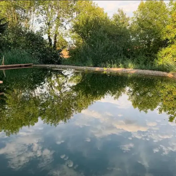 Ecolieu Le Chant du Temps，位于Saint-Germain-du-Bois的酒店