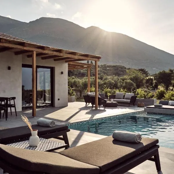 Yliessa - Luxury pool villa surrounded by nature，位于Dhrákas的酒店