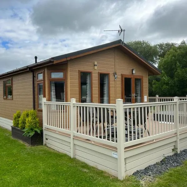 Kingfisher Lodge with Hot Tub，位于莫尔顿的酒店