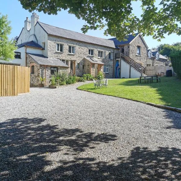 THE OLD RECTORY ROSE COTTAGE in Jacobstow 10 mins to Widemouth bay and Crackington Haven,Nearby Bude,Tintagel,Port Issac,Clovelly,PARKING FOR LARGE AND MULTIPLE VEHICLES，位于廷塔杰尔的酒店