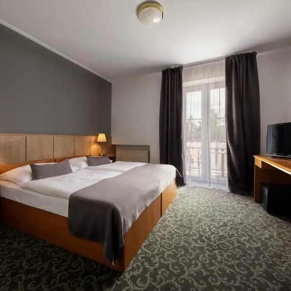 Prague Hotel Carl Inn restaurant & Free Parking，位于Kozinec的酒店