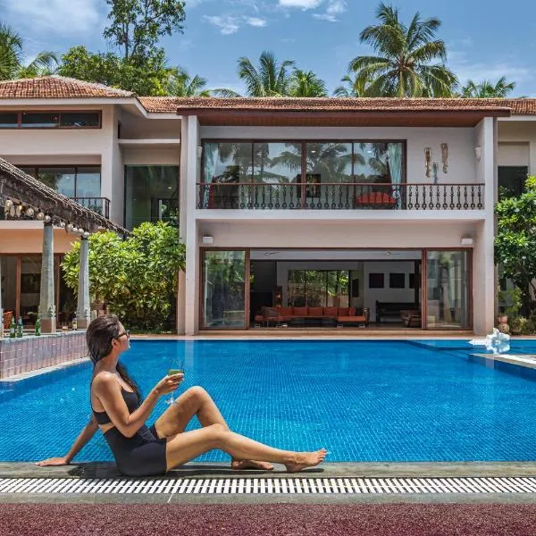 SaffronStays Casa Del Palms - 8BR luxury pool villa with gazebo, pickleball, bar & lawns near Nagaon Beach，位于阿利鲍格的酒店