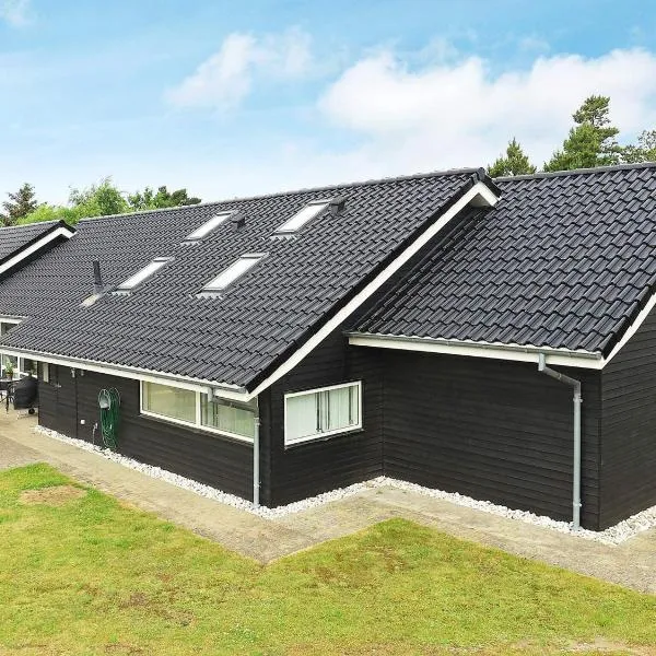 Four-Bedroom Holiday home in Blåvand 24，位于布拉万德的酒店