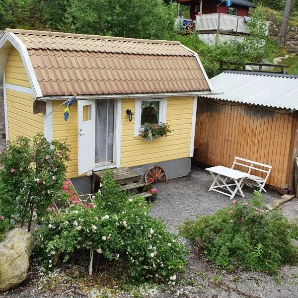 Sjönära liten stuga med sovloft, toilet in other small house, no shower，位于瓦伦蒂纳的酒店