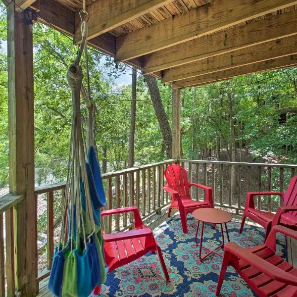 Mount Ida Condo with Balcony and Resort Amenities，位于Mount Ida的酒店