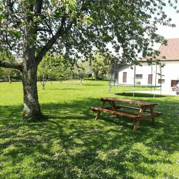 Studio à la campagne dans corps de ferme rénovée，位于Hugier的酒店