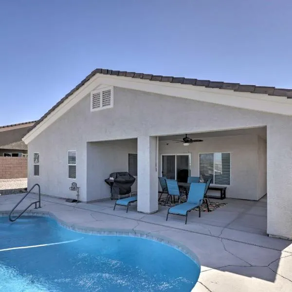 Sunny Bullhead City Home with Patio and Mnt View!，位于布尔海德市的酒店