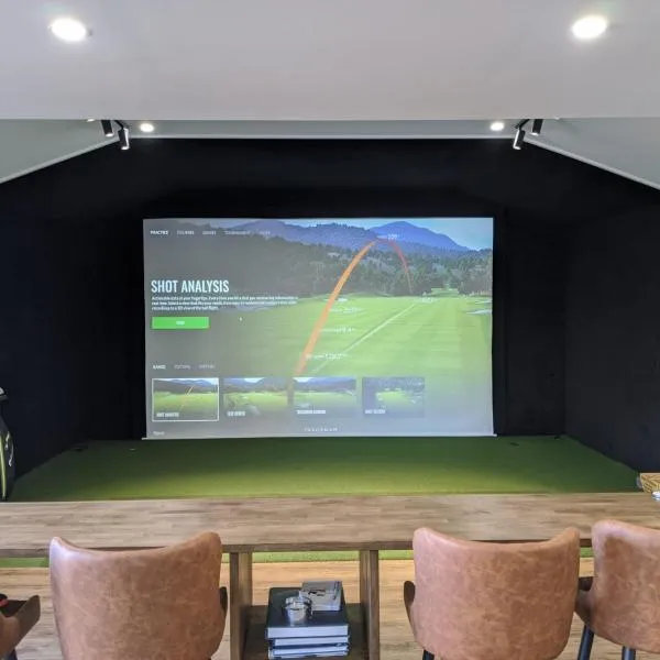 Golfers dream Guest suite with onsite golf studio available for booking by guests，位于Logie的酒店