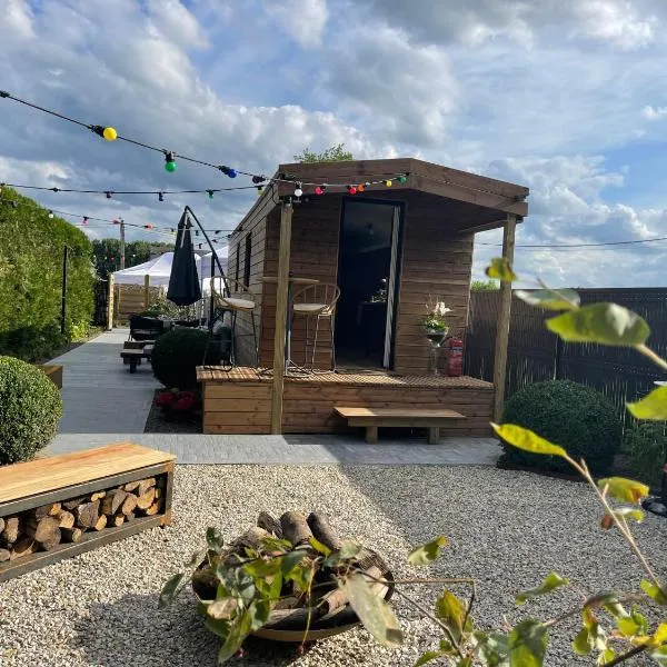 Roulotte du puits avec jacuzzi et sauna privatif，位于Havinnes的酒店