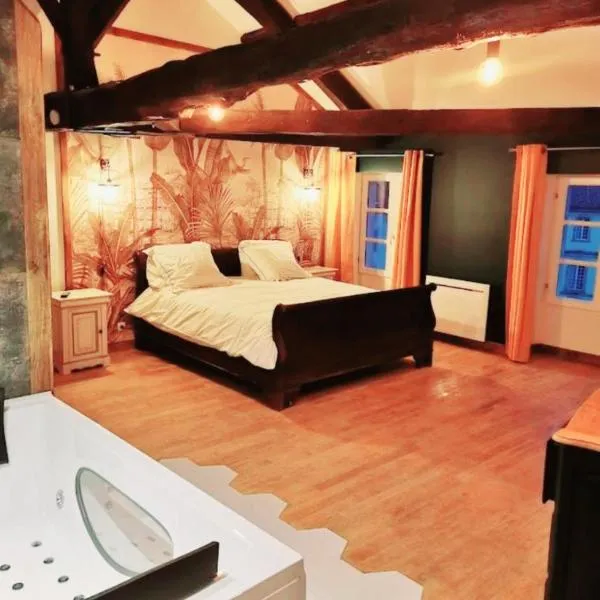 Suite Penthouse Romantique avec Jacuzzi, Confolens, Charente，位于孔佛朗的酒店