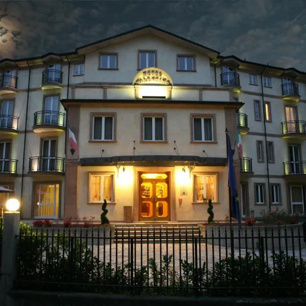 华伦天奴酒店，位于Cremolino的酒店