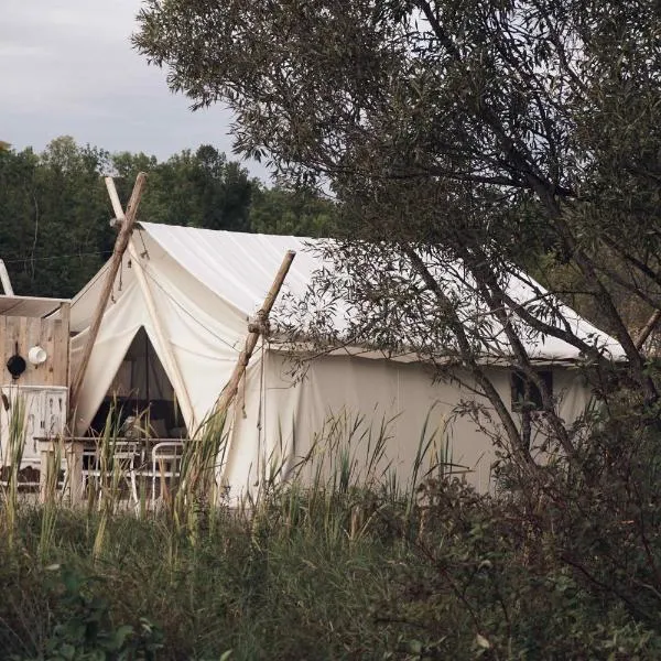Fronterra Farm- Luxury Camp Experiences，位于Hillier的酒店