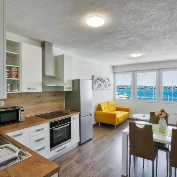 Apartment Marina with sea view，位于普拉的酒店