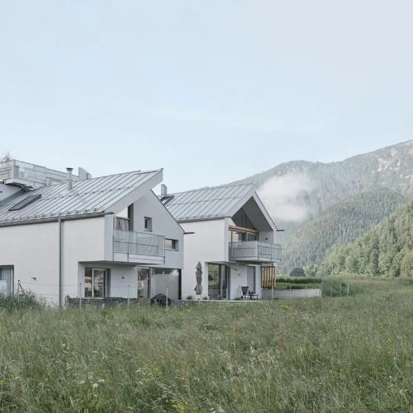 Urban Mountain Chalet with Lake View，位于毛拉赫的酒店