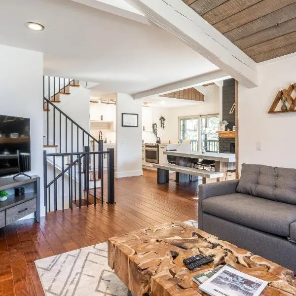 Chamonix 24 is a 2bed plus loft 3 bath Upgraded Canyon Ldge Nearly Ski in Ski Out Sleeps 8，位于马姆莫斯湖的酒店