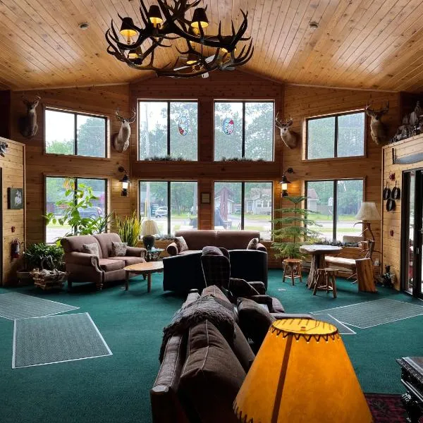 Boulder Bear Motor Lodge，位于Lac du Flambeau的酒店