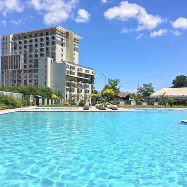 NEW Luxury Suite with pool and Netflix near Airport，位于Marigondon的酒店