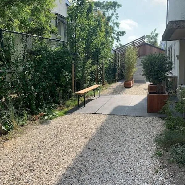 Tinyhouse Scheveningen beach FREE gated parking，位于斯海弗宁恩的酒店