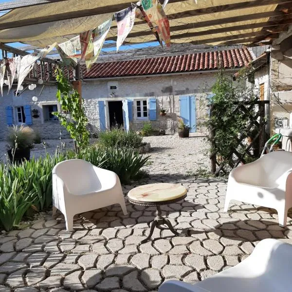 Peaceful Dordogne countryside cottage with pool.，位于Saint-Martial-Viveyrol的酒店