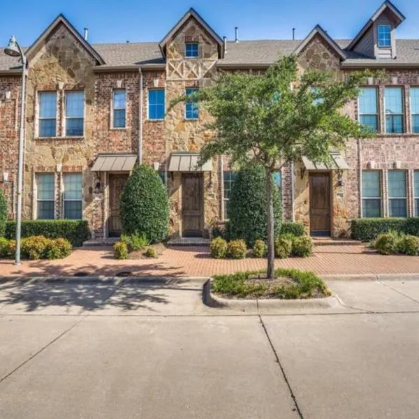 Luxury Legacy West Townhouse，位于普莱诺的酒店