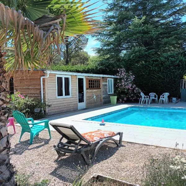 Chalet banane devant piscine, a 6km du festival de piano de la roque d'anthéron，位于Puyvert的酒店