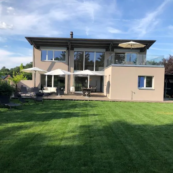 Villa spacieuse entre Fribourg et Morat, Golf de Wallenried，位于伯特班迪索斯的酒店