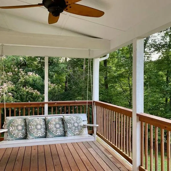 Beautiful 2 BR 1 BA Cabin in Blue Ridge Mountains: The Little White House，位于马丁斯维尔的酒店