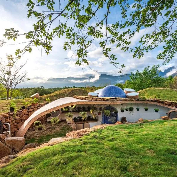 SaffronStays AsanjA Titaly, Murbad - hobbit inspired earth-shelter home with plunge pool，位于皮马尚格尔的酒店