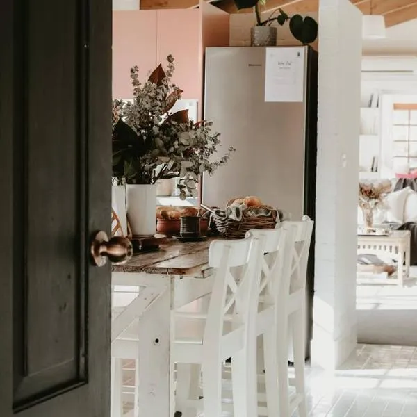 The Pine Tree Cottage - Charming cottage close to Canberra，位于Bywong的酒店