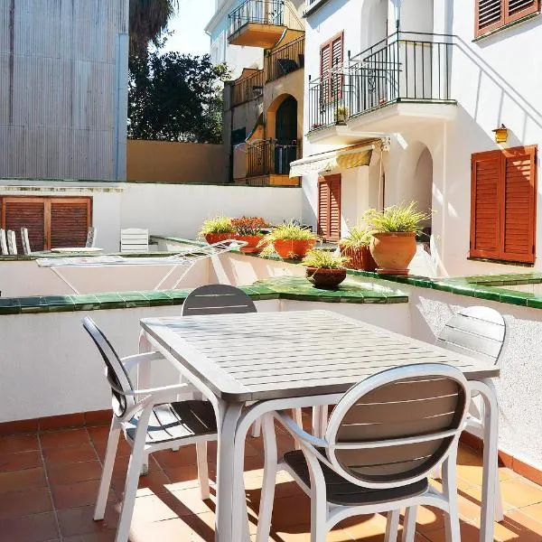 Acogedor apartamento en el corazón de Calella, a solo 2 minutos de la playa，位于卡莱利亚德帕拉弗鲁赫尔的酒店
