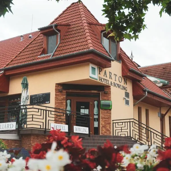 Parton Hotel & Bowling，位于Martfů的酒店