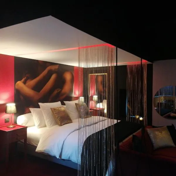 Love Room Gatsby - balançoire et baignoire duo - Luxe et charme - Et pour 2 couples, possibilité d'ajouter la Suite Garonne et sa baignoire Balnéothérapie，位于Saint-Aubin-de-Blaye的酒店