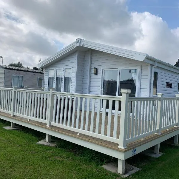 8 BIRTH LODGE ON CAYTON BAY HOLIDAY PARK，位于法利的酒店