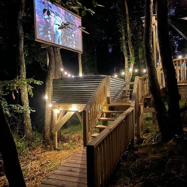 Luxurious Camping -Theater, Hot-Tub, Keg, Fire Pit，位于Jonesville的酒店